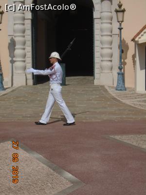 [P33] Soldat din garda palatului făcând rondul » foto by Mitica49
 - 
<span class="allrVoted glyphicon glyphicon-heart hidden" id="av1149054"></span>
<a class="m-l-10 hidden" id="sv1149054" onclick="voting_Foto_DelVot(,1149054,2586)" role="button">șterge vot <span class="glyphicon glyphicon-remove"></span></a>
<a id="v91149054" class=" c-red"  onclick="voting_Foto_SetVot(1149054)" role="button"><span class="glyphicon glyphicon-heart-empty"></span> <b>LIKE</b> = Votează poza</a> <img class="hidden"  id="f1149054W9" src="/imagini/loader.gif" border="0" /><span class="AjErrMes hidden" id="e1149054ErM"></span>