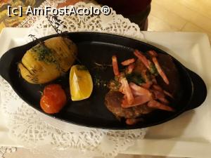 [P43] Ceafă de porc la Shtastliveca, Veliko Târnovo.  » foto by Aurici
 - 
<span class="allrVoted glyphicon glyphicon-heart hidden" id="av961311"></span>
<a class="m-l-10 hidden" id="sv961311" onclick="voting_Foto_DelVot(,961311,2587)" role="button">șterge vot <span class="glyphicon glyphicon-remove"></span></a>
<a id="v9961311" class=" c-red"  onclick="voting_Foto_SetVot(961311)" role="button"><span class="glyphicon glyphicon-heart-empty"></span> <b>LIKE</b> = Votează poza</a> <img class="hidden"  id="f961311W9" src="/imagini/loader.gif" border="0" /><span class="AjErrMes hidden" id="e961311ErM"></span>