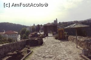 [P09] Aleea pietruită de la intrarea la Tsarevets; în fundal se zăresc cupolele catedralei din Veliko.  » foto by Carmen Ion
 - 
<span class="allrVoted glyphicon glyphicon-heart hidden" id="av801589"></span>
<a class="m-l-10 hidden" id="sv801589" onclick="voting_Foto_DelVot(,801589,2587)" role="button">șterge vot <span class="glyphicon glyphicon-remove"></span></a>
<a id="v9801589" class=" c-red"  onclick="voting_Foto_SetVot(801589)" role="button"><span class="glyphicon glyphicon-heart-empty"></span> <b>LIKE</b> = Votează poza</a> <img class="hidden"  id="f801589W9" src="/imagini/loader.gif" border="0" /><span class="AjErrMes hidden" id="e801589ErM"></span>