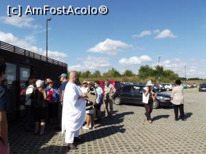 [P02] Conducătorul festivalului şi mulţimea din faţa casei de bilete » foto by irinad
 - 
<span class="allrVoted glyphicon glyphicon-heart hidden" id="av778639"></span>
<a class="m-l-10 hidden" id="sv778639" onclick="voting_Foto_DelVot(,778639,2587)" role="button">șterge vot <span class="glyphicon glyphicon-remove"></span></a>
<a id="v9778639" class=" c-red"  onclick="voting_Foto_SetVot(778639)" role="button"><span class="glyphicon glyphicon-heart-empty"></span> <b>LIKE</b> = Votează poza</a> <img class="hidden"  id="f778639W9" src="/imagini/loader.gif" border="0" /><span class="AjErrMes hidden" id="e778639ErM"></span>