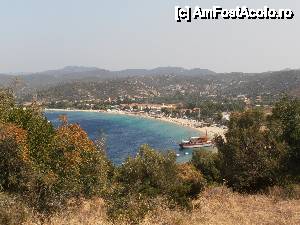 [P02] Priveliste golf si plaja de la Toroni de pe dealul cu fortificatia bizantina. Vasul de croaziera vine de pe bratul Kasandra si mai aduc turisti pentru citeva ore care mai animeaza plaja pe la orele pranzului.  » foto by agent07
 - 
<span class="allrVoted glyphicon glyphicon-heart hidden" id="av464285"></span>
<a class="m-l-10 hidden" id="sv464285" onclick="voting_Foto_DelVot(,464285,2595)" role="button">șterge vot <span class="glyphicon glyphicon-remove"></span></a>
<a id="v9464285" class=" c-red"  onclick="voting_Foto_SetVot(464285)" role="button"><span class="glyphicon glyphicon-heart-empty"></span> <b>LIKE</b> = Votează poza</a> <img class="hidden"  id="f464285W9" src="/imagini/loader.gif" border="0" /><span class="AjErrMes hidden" id="e464285ErM"></span>