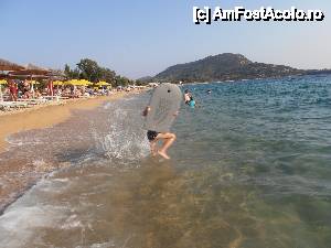 [P03] Plaja in momentele 'aglomerate'. Intrarea in apa lina, fara pietre si mult loc pentru actiune...  » foto by agent07
 - 
<span class="allrVoted glyphicon glyphicon-heart hidden" id="av464308"></span>
<a class="m-l-10 hidden" id="sv464308" onclick="voting_Foto_DelVot(,464308,2595)" role="button">șterge vot <span class="glyphicon glyphicon-remove"></span></a>
<a id="v9464308" class=" c-red"  onclick="voting_Foto_SetVot(464308)" role="button"><span class="glyphicon glyphicon-heart-empty"></span> <b>LIKE</b> = Votează poza</a> <img class="hidden"  id="f464308W9" src="/imagini/loader.gif" border="0" /><span class="AjErrMes hidden" id="e464308ErM"></span>