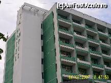 [P03] Hotelul vazut de afara; eu am stat la una din camerele din imagine (etajul 6). » foto by crisbal
 - 
<span class="allrVoted glyphicon glyphicon-heart hidden" id="av325958"></span>
<a class="m-l-10 hidden" id="sv325958" onclick="voting_Foto_DelVot(,325958,2611)" role="button">șterge vot <span class="glyphicon glyphicon-remove"></span></a>
<a id="v9325958" class=" c-red"  onclick="voting_Foto_SetVot(325958)" role="button"><span class="glyphicon glyphicon-heart-empty"></span> <b>LIKE</b> = Votează poza</a> <img class="hidden"  id="f325958W9" src="/imagini/loader.gif" border="0" /><span class="AjErrMes hidden" id="e325958ErM"></span>