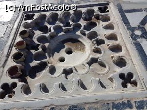 [P10] Loc special amenajat în curtea marii moscheii pentru bautul apei. După cum am scris în articol, dedesubtul curții este acel bazin adânc de 4 m, iar în această parte apa este filtrată și localnicii pot veni sa se aprovioneze cu apa sau doar sa bea o cana. Curbele din ciment reprezinta » foto by Sakiz*
 - 
<span class="allrVoted glyphicon glyphicon-heart hidden" id="av933909"></span>
<a class="m-l-10 hidden" id="sv933909" onclick="voting_Foto_DelVot(,933909,2617)" role="button">șterge vot <span class="glyphicon glyphicon-remove"></span></a>
<a id="v9933909" class=" c-red"  onclick="voting_Foto_SetVot(933909)" role="button"><span class="glyphicon glyphicon-heart-empty"></span> <b>LIKE</b> = Votează poza</a> <img class="hidden"  id="f933909W9" src="/imagini/loader.gif" border="0" /><span class="AjErrMes hidden" id="e933909ErM"></span>