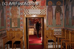 [P23] Mânăstirea Robaia, pronaosul cu scaune frumos lucrate, în stânga este pictat actualul arhiepiscop Calinic Argeșeanul » foto by mprofeanu
 - 
<span class="allrVoted glyphicon glyphicon-heart hidden" id="av808301"></span>
<a class="m-l-10 hidden" id="sv808301" onclick="voting_Foto_DelVot(,808301,2618)" role="button">șterge vot <span class="glyphicon glyphicon-remove"></span></a>
<a id="v9808301" class=" c-red"  onclick="voting_Foto_SetVot(808301)" role="button"><span class="glyphicon glyphicon-heart-empty"></span> <b>LIKE</b> = Votează poza</a> <img class="hidden"  id="f808301W9" src="/imagini/loader.gif" border="0" /><span class="AjErrMes hidden" id="e808301ErM"></span>