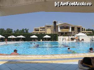 [P07] Piscina linistita care este situata in fata intrarii in restaurant » foto by laurao
 - 
<span class="allrVoted glyphicon glyphicon-heart hidden" id="av437435"></span>
<a class="m-l-10 hidden" id="sv437435" onclick="voting_Foto_DelVot(,437435,2659)" role="button">șterge vot <span class="glyphicon glyphicon-remove"></span></a>
<a id="v9437435" class=" c-red"  onclick="voting_Foto_SetVot(437435)" role="button"><span class="glyphicon glyphicon-heart-empty"></span> <b>LIKE</b> = Votează poza</a> <img class="hidden"  id="f437435W9" src="/imagini/loader.gif" border="0" /><span class="AjErrMes hidden" id="e437435ErM"></span>