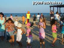 [P41] Mare zarva si bucurie pentru copii in apropierea orei 18.30 cand puteau dansa direct pe plaja din fata restaurantului » foto by magdalena
 - 
<span class="allrVoted glyphicon glyphicon-heart hidden" id="av40270"></span>
<a class="m-l-10 hidden" id="sv40270" onclick="voting_Foto_DelVot(,40270,2666)" role="button">șterge vot <span class="glyphicon glyphicon-remove"></span></a>
<a id="v940270" class=" c-red"  onclick="voting_Foto_SetVot(40270)" role="button"><span class="glyphicon glyphicon-heart-empty"></span> <b>LIKE</b> = Votează poza</a> <img class="hidden"  id="f40270W9" src="/imagini/loader.gif" border="0" /><span class="AjErrMes hidden" id="e40270ErM"></span>
