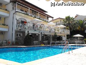 [P14] Hotel Tropical, vedere de la piscina, cu barul jos, si terasa de la restaurant.  » foto by bullet123
 - 
<span class="allrVoted glyphicon glyphicon-heart hidden" id="av446022"></span>
<a class="m-l-10 hidden" id="sv446022" onclick="voting_Foto_DelVot(,446022,2667)" role="button">șterge vot <span class="glyphicon glyphicon-remove"></span></a>
<a id="v9446022" class=" c-red"  onclick="voting_Foto_SetVot(446022)" role="button"><span class="glyphicon glyphicon-heart-empty"></span> <b>LIKE</b> = Votează poza</a> <img class="hidden"  id="f446022W9" src="/imagini/loader.gif" border="0" /><span class="AjErrMes hidden" id="e446022ErM"></span>