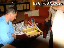[P14] Dupa ce m-a batut pe mine, la table, de mi-au sarit capacele, d-nul Florentin a trecut si la Sakis. Pacat ca n-au juacat pe bani...plecam sinoi cu buzunarele pline de acolo » foto by Dilek*
 - 
<span class="allrVoted glyphicon glyphicon-heart hidden" id="av72903"></span>
<a class="m-l-10 hidden" id="sv72903" onclick="voting_Foto_DelVot(,72903,2667)" role="button">șterge vot <span class="glyphicon glyphicon-remove"></span></a>
<a id="v972903" class=" c-red"  onclick="voting_Foto_SetVot(72903)" role="button"><span class="glyphicon glyphicon-heart-empty"></span> <b>LIKE</b> = Votează poza</a> <img class="hidden"  id="f72903W9" src="/imagini/loader.gif" border="0" /><span class="AjErrMes hidden" id="e72903ErM"></span>