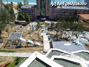 [P13] noi am avut camera in aripa din stanga, in fata e santierul din fata hotelui si hotel Lilia, iar mai la stanga se afla scarile pe care se cobora din hotel spre plaja » foto by sniga
 - 
<span class="allrVoted glyphicon glyphicon-heart hidden" id="av506204"></span>
<a class="m-l-10 hidden" id="sv506204" onclick="voting_Foto_DelVot(,506204,2682)" role="button">șterge vot <span class="glyphicon glyphicon-remove"></span></a>
<a id="v9506204" class=" c-red"  onclick="voting_Foto_SetVot(506204)" role="button"><span class="glyphicon glyphicon-heart-empty"></span> <b>LIKE</b> = Votează poza</a> <img class="hidden"  id="f506204W9" src="/imagini/loader.gif" border="0" /><span class="AjErrMes hidden" id="e506204ErM"></span>