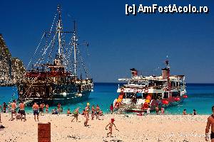 [P41] Navagio. Toata ziua este o forfota continua aici. Navele vin si pleaca intesate de turisti. Din aceasta cauza, nu pot zabovi prea mult aici. Nu au spatiu suficient.  » foto by Vlahos2003
 - 
<span class="allrVoted glyphicon glyphicon-heart hidden" id="av434872"></span>
<a class="m-l-10 hidden" id="sv434872" onclick="voting_Foto_DelVot(,434872,2710)" role="button">șterge vot <span class="glyphicon glyphicon-remove"></span></a>
<a id="v9434872" class=" c-red"  onclick="voting_Foto_SetVot(434872)" role="button"><span class="glyphicon glyphicon-heart-empty"></span> <b>LIKE</b> = Votează poza</a> <img class="hidden"  id="f434872W9" src="/imagini/loader.gif" border="0" /><span class="AjErrMes hidden" id="e434872ErM"></span>