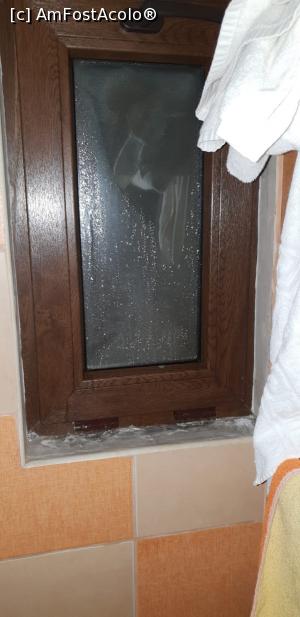 [P03] Geamul din baie inghetat pe interior » foto by Elye
 - 
<span class="allrVoted glyphicon glyphicon-heart hidden" id="av1037718"></span>
<a class="m-l-10 hidden" id="sv1037718" onclick="voting_Foto_DelVot(,1037718,2713)" role="button">șterge vot <span class="glyphicon glyphicon-remove"></span></a>
<a id="v91037718" class=" c-red"  onclick="voting_Foto_SetVot(1037718)" role="button"><span class="glyphicon glyphicon-heart-empty"></span> <b>LIKE</b> = Votează poza</a> <img class="hidden"  id="f1037718W9" src="/imagini/loader.gif" border="0" /><span class="AjErrMes hidden" id="e1037718ErM"></span>