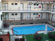 [P24] Vedere spre curtea interioara a hotelului, de unde se face intrarea in camere. Piscina este in realitate mai micuta decat pare in poza, dar... e bine ca este si e foarte curata, se schimba apa zilnic. » foto by Nefertiti
 - 
<span class="allrVoted glyphicon glyphicon-heart hidden" id="av326699"></span>
<a class="m-l-10 hidden" id="sv326699" onclick="voting_Foto_DelVot(,326699,2747)" role="button">șterge vot <span class="glyphicon glyphicon-remove"></span></a>
<a id="v9326699" class=" c-red"  onclick="voting_Foto_SetVot(326699)" role="button"><span class="glyphicon glyphicon-heart-empty"></span> <b>LIKE</b> = Votează poza</a> <img class="hidden"  id="f326699W9" src="/imagini/loader.gif" border="0" /><span class="AjErrMes hidden" id="e326699ErM"></span>