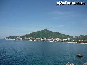 [P01] Budva vazuta din capatul statiunii de linga Becici, in stinga se vede Orasul Vechi.  » foto by Nicu
 - 
<span class="allrVoted glyphicon glyphicon-heart hidden" id="av563792"></span>
<a class="m-l-10 hidden" id="sv563792" onclick="voting_Foto_DelVot(,563792,2752)" role="button">șterge vot <span class="glyphicon glyphicon-remove"></span></a>
<a id="v9563792" class=" c-red"  onclick="voting_Foto_SetVot(563792)" role="button"><span class="glyphicon glyphicon-heart-empty"></span> <b>LIKE</b> = Votează poza</a> <img class="hidden"  id="f563792W9" src="/imagini/loader.gif" border="0" /><span class="AjErrMes hidden" id="e563792ErM"></span>