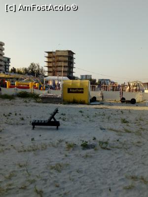 [P21] Se poate observa cat de ingrijita este plaja din Mamaia. Vedere spre locul de joaca pentru copii de la Savoy. In fundal, un bloc urat, neterminat. O fi gata la anul? Oricum, nu ma mai duc.... » foto by cristina47*
 - 
<span class="allrVoted glyphicon glyphicon-heart hidden" id="av1191432"></span>
<a class="m-l-10 hidden" id="sv1191432" onclick="voting_Foto_DelVot(,1191432,2755)" role="button">șterge vot <span class="glyphicon glyphicon-remove"></span></a>
<a id="v91191432" class=" c-red"  onclick="voting_Foto_SetVot(1191432)" role="button"><span class="glyphicon glyphicon-heart-empty"></span> <b>LIKE</b> = Votează poza</a> <img class="hidden"  id="f1191432W9" src="/imagini/loader.gif" border="0" /><span class="AjErrMes hidden" id="e1191432ErM"></span>
