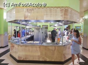 [P04] Faimosul loc pt mancare! Pe dreapta si pe stanga se servesc aceleasi lucruri, 3 tavi de carne condimentata maxim si cruda (oricum necomestibila) si orez, cartofii prajiti si vinete la gratar... sunt mai multe locuri pt farfurii (vezi colturi) decat mamcare... oricum dezamagitor!  » foto by Loredana T
 - 
<span class="allrVoted glyphicon glyphicon-heart hidden" id="av1089659"></span>
<a class="m-l-10 hidden" id="sv1089659" onclick="voting_Foto_DelVot(,1089659,2762)" role="button">șterge vot <span class="glyphicon glyphicon-remove"></span></a>
<a id="v91089659" class=" c-red"  onclick="voting_Foto_SetVot(1089659)" role="button"><span class="glyphicon glyphicon-heart-empty"></span> <b>LIKE</b> = Votează poza</a> <img class="hidden"  id="f1089659W9" src="/imagini/loader.gif" border="0" /><span class="AjErrMes hidden" id="e1089659ErM"></span>
