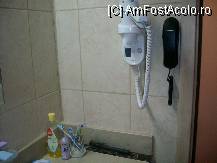 [P04] În baie se observă pe perete un telefon şi un feon. » foto by adigogu
 - 
<span class="allrVoted glyphicon glyphicon-heart hidden" id="av103272"></span>
<a class="m-l-10 hidden" id="sv103272" onclick="voting_Foto_DelVot(,103272,2833)" role="button">șterge vot <span class="glyphicon glyphicon-remove"></span></a>
<a id="v9103272" class=" c-red"  onclick="voting_Foto_SetVot(103272)" role="button"><span class="glyphicon glyphicon-heart-empty"></span> <b>LIKE</b> = Votează poza</a> <img class="hidden"  id="f103272W9" src="/imagini/loader.gif" border="0" /><span class="AjErrMes hidden" id="e103272ErM"></span>