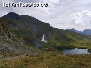 [P15] Din Șaua Caprei am pornit către Vârful Vânătarea lui Buteanu (vezi săgeata). Din Șaua Caprei am făcut puțin peste o oră până pe vârf.  » foto by Floryn81
 - 
<span class="allrVoted glyphicon glyphicon-heart hidden" id="av1107753"></span>
<a class="m-l-10 hidden" id="sv1107753" onclick="voting_Foto_DelVot(,1107753,2855)" role="button">șterge vot <span class="glyphicon glyphicon-remove"></span></a>
<a id="v91107753" class=" c-red"  onclick="voting_Foto_SetVot(1107753)" role="button"><span class="glyphicon glyphicon-heart-empty"></span> <b>LIKE</b> = Votează poza</a> <img class="hidden"  id="f1107753W9" src="/imagini/loader.gif" border="0" /><span class="AjErrMes hidden" id="e1107753ErM"></span>