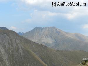 [P24] Traseu Balea lac - Vf. Moldoveanu / Viste -Moldoveanu vazut inainte sa coboram la lacul Podul Giurgiului » foto by florentin_dobre
 - 
<span class="allrVoted glyphicon glyphicon-heart hidden" id="av356667"></span>
<a class="m-l-10 hidden" id="sv356667" onclick="voting_Foto_DelVot(,356667,2855)" role="button">șterge vot <span class="glyphicon glyphicon-remove"></span></a>
<a id="v9356667" class=" c-red"  onclick="voting_Foto_SetVot(356667)" role="button"><span class="glyphicon glyphicon-heart-empty"></span> <b>LIKE</b> = Votează poza</a> <img class="hidden"  id="f356667W9" src="/imagini/loader.gif" border="0" /><span class="AjErrMes hidden" id="e356667ErM"></span>