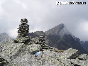 [P06] Momaile din pietre de pe varful Cornul Caltunului, in plan indepartat pe dreapta se poate observa impunatorul varf Negoiu, al doilea din Romania, 2535 m » foto by wolf2001*
 - 
<span class="allrVoted glyphicon glyphicon-heart hidden" id="av689038"></span>
<a class="m-l-10 hidden" id="sv689038" onclick="voting_Foto_DelVot(,689038,2855)" role="button">șterge vot <span class="glyphicon glyphicon-remove"></span></a>
<a id="v9689038" class=" c-red"  onclick="voting_Foto_SetVot(689038)" role="button"><span class="glyphicon glyphicon-heart-empty"></span> <b>LIKE</b> = Votează poza</a> <img class="hidden"  id="f689038W9" src="/imagini/loader.gif" border="0" /><span class="AjErrMes hidden" id="e689038ErM"></span>