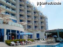 [P01] Aquaazur - Hotelul văzut de la nivelul piscinei. în dreapta se află barul de la piscină, iar în stânga intrarea la piscina interioară (încălzită) » foto by nicole33
 - 
<span class="allrVoted glyphicon glyphicon-heart hidden" id="av284073"></span>
<a class="m-l-10 hidden" id="sv284073" onclick="voting_Foto_DelVot(,284073,2893)" role="button">șterge vot <span class="glyphicon glyphicon-remove"></span></a>
<a id="v9284073" class=" c-red"  onclick="voting_Foto_SetVot(284073)" role="button"><span class="glyphicon glyphicon-heart-empty"></span> <b>LIKE</b> = Votează poza</a> <img class="hidden"  id="f284073W9" src="/imagini/loader.gif" border="0" /><span class="AjErrMes hidden" id="e284073ErM"></span>