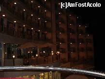 [P04] Aquaazur - Hotelul văzut noaptea, terasa de la lobby bar, vedere din camera de la etajul 3 » foto by nicole33
 - 
<span class="allrVoted glyphicon glyphicon-heart hidden" id="av284076"></span>
<a class="m-l-10 hidden" id="sv284076" onclick="voting_Foto_DelVot(,284076,2893)" role="button">șterge vot <span class="glyphicon glyphicon-remove"></span></a>
<a id="v9284076" class=" c-red"  onclick="voting_Foto_SetVot(284076)" role="button"><span class="glyphicon glyphicon-heart-empty"></span> <b>LIKE</b> = Votează poza</a> <img class="hidden"  id="f284076W9" src="/imagini/loader.gif" border="0" /><span class="AjErrMes hidden" id="e284076ErM"></span>