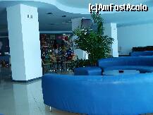 [P05] Aquaazur - canapelele din lobby bar, iar în spate unul din magazinele din hotel » foto by nicole33
 - 
<span class="allrVoted glyphicon glyphicon-heart hidden" id="av284077"></span>
<a class="m-l-10 hidden" id="sv284077" onclick="voting_Foto_DelVot(,284077,2893)" role="button">șterge vot <span class="glyphicon glyphicon-remove"></span></a>
<a id="v9284077" class=" c-red"  onclick="voting_Foto_SetVot(284077)" role="button"><span class="glyphicon glyphicon-heart-empty"></span> <b>LIKE</b> = Votează poza</a> <img class="hidden"  id="f284077W9" src="/imagini/loader.gif" border="0" /><span class="AjErrMes hidden" id="e284077ErM"></span>