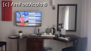 [P16] Dotări din camera 120: birou, masă cu picior și blat rotund, scaun, oglindă de perete, cană electrică pentru ceai și cafea, tv plasmă și tablou pe perete. » foto by ovidiuyepi
 - 
<span class="allrVoted glyphicon glyphicon-heart hidden" id="av1464619"></span>
<a class="m-l-10 hidden" id="sv1464619" onclick="voting_Foto_DelVot(,1464619,2894)" role="button">șterge vot <span class="glyphicon glyphicon-remove"></span></a>
<a id="v91464619" class=" c-red"  onclick="voting_Foto_SetVot(1464619)" role="button"><span class="glyphicon glyphicon-heart-empty"></span> <b>LIKE</b> = Votează poza</a> <img class="hidden"  id="f1464619W9" src="/imagini/loader.gif" border="0" /><span class="AjErrMes hidden" id="e1464619ErM"></span>