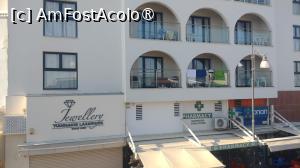 [P23] Hotel Livadhiotis și magazine de proximitate fotografiate de pe terasa Restaurantului Watar Ziryab. Primul balcon din stânga, la etajul 1, este de la camera 120 (unde am fost cazat). » foto by ovidiuyepi
 - 
<span class="allrVoted glyphicon glyphicon-heart hidden" id="av1464626"></span>
<a class="m-l-10 hidden" id="sv1464626" onclick="voting_Foto_DelVot(,1464626,2894)" role="button">șterge vot <span class="glyphicon glyphicon-remove"></span></a>
<a id="v91464626" class=" c-red"  onclick="voting_Foto_SetVot(1464626)" role="button"><span class="glyphicon glyphicon-heart-empty"></span> <b>LIKE</b> = Votează poza</a> <img class="hidden"  id="f1464626W9" src="/imagini/loader.gif" border="0" /><span class="AjErrMes hidden" id="e1464626ErM"></span>