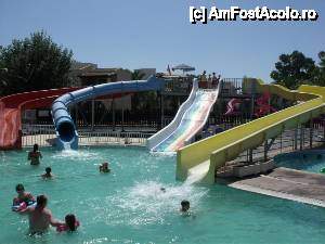 [P13] Piscina cu tobogane » foto by monicutza
 - 
<span class="allrVoted glyphicon glyphicon-heart hidden" id="av441712"></span>
<a class="m-l-10 hidden" id="sv441712" onclick="voting_Foto_DelVot(,441712,2905)" role="button">șterge vot <span class="glyphicon glyphicon-remove"></span></a>
<a id="v9441712" class=" c-red"  onclick="voting_Foto_SetVot(441712)" role="button"><span class="glyphicon glyphicon-heart-empty"></span> <b>LIKE</b> = Votează poza</a> <img class="hidden"  id="f441712W9" src="/imagini/loader.gif" border="0" /><span class="AjErrMes hidden" id="e441712ErM"></span>