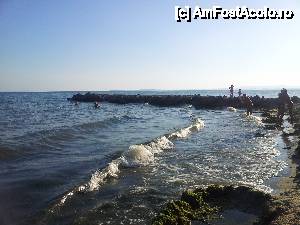 [P05] Din locul de unde am facut poza si pana in pietre se putea intra in apa. Pe timpul zieli era foarte aglomerat pentru ca veneau si turisti de la alte hoteluri pentru ca dupa acele pietre nu mai este plaja.  » foto by Gealy
 - 
<span class="allrVoted glyphicon glyphicon-heart hidden" id="av458274"></span>
<a class="m-l-10 hidden" id="sv458274" onclick="voting_Foto_DelVot(,458274,2919)" role="button">șterge vot <span class="glyphicon glyphicon-remove"></span></a>
<a id="v9458274" class=" c-red"  onclick="voting_Foto_SetVot(458274)" role="button"><span class="glyphicon glyphicon-heart-empty"></span> <b>LIKE</b> = Votează poza</a> <img class="hidden"  id="f458274W9" src="/imagini/loader.gif" border="0" /><span class="AjErrMes hidden" id="e458274ErM"></span>