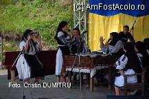 [P07] Pe scena sunt prezentate obiceiuri de aflare a ursitului tinerelor fete din sat. » foto by cristinadumitru*
 - 
<span class="allrVoted glyphicon glyphicon-heart hidden" id="av20199"></span>
<a class="m-l-10 hidden" id="sv20199" onclick="voting_Foto_DelVot(,20199,2923)" role="button">șterge vot <span class="glyphicon glyphicon-remove"></span></a>
<a id="v920199" class=" c-red"  onclick="voting_Foto_SetVot(20199)" role="button"><span class="glyphicon glyphicon-heart-empty"></span> <b>LIKE</b> = Votează poza</a> <img class="hidden"  id="f20199W9" src="/imagini/loader.gif" border="0" /><span class="AjErrMes hidden" id="e20199ErM"></span>