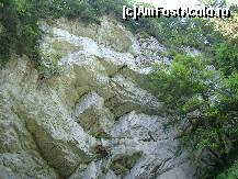 [P05] Partea de deasupra intrării... '... straturile foarte groase de rocă din calcar, stratificate, suprapuse asemenea unor jucării de cuburi a unor copii de uriași, abandonate în dezordine. ' » foto by Utube
 - 
<span class="allrVoted glyphicon glyphicon-heart hidden" id="av421730"></span>
<a class="m-l-10 hidden" id="sv421730" onclick="voting_Foto_DelVot(,421730,2923)" role="button">șterge vot <span class="glyphicon glyphicon-remove"></span></a>
<a id="v9421730" class=" c-red"  onclick="voting_Foto_SetVot(421730)" role="button"><span class="glyphicon glyphicon-heart-empty"></span> <b>LIKE</b> = Votează poza</a> <img class="hidden"  id="f421730W9" src="/imagini/loader.gif" border="0" /><span class="AjErrMes hidden" id="e421730ErM"></span>