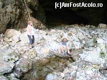 [P06] Intrarea în peşteră este plină de pietre. În partea de jos se vede Pârâul Coibiţa.  » foto by Utube
 - 
<span class="allrVoted glyphicon glyphicon-heart hidden" id="av421731"></span>
<a class="m-l-10 hidden" id="sv421731" onclick="voting_Foto_DelVot(,421731,2923)" role="button">șterge vot <span class="glyphicon glyphicon-remove"></span></a>
<a id="v9421731" class=" c-red"  onclick="voting_Foto_SetVot(421731)" role="button"><span class="glyphicon glyphicon-heart-empty"></span> <b>LIKE</b> = Votează poza</a> <img class="hidden"  id="f421731W9" src="/imagini/loader.gif" border="0" /><span class="AjErrMes hidden" id="e421731ErM"></span>
