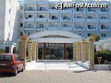 [P14] Intrarea principala in hotel, in dreapta in fata se regaseste una dintre piscine » foto by cintus
 - 
<span class="allrVoted glyphicon glyphicon-heart hidden" id="av206831"></span>
<a class="m-l-10 hidden" id="sv206831" onclick="voting_Foto_DelVot(,206831,2927)" role="button">șterge vot <span class="glyphicon glyphicon-remove"></span></a>
<a id="v9206831" class=" c-red"  onclick="voting_Foto_SetVot(206831)" role="button"><span class="glyphicon glyphicon-heart-empty"></span> <b>LIKE</b> = Votează poza</a> <img class="hidden"  id="f206831W9" src="/imagini/loader.gif" border="0" /><span class="AjErrMes hidden" id="e206831ErM"></span>