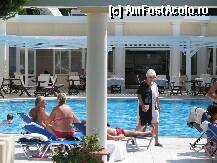 [P17] Cea de-a doua piscina exterioara e rotunda, inconjurata de o gradina. Sezlongurile o parte din ele sunt asezate pe iarba. » foto by cintus
 - 
<span class="allrVoted glyphicon glyphicon-heart hidden" id="av206839"></span>
<a class="m-l-10 hidden" id="sv206839" onclick="voting_Foto_DelVot(,206839,2927)" role="button">șterge vot <span class="glyphicon glyphicon-remove"></span></a>
<a id="v9206839" class=" c-red"  onclick="voting_Foto_SetVot(206839)" role="button"><span class="glyphicon glyphicon-heart-empty"></span> <b>LIKE</b> = Votează poza</a> <img class="hidden"  id="f206839W9" src="/imagini/loader.gif" border="0" /><span class="AjErrMes hidden" id="e206839ErM"></span>