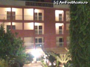 [P02] parte din hotel vazut de pe treptele pe care se coboara din drumul principal spre curtea interioara » foto by Swan1
 - 
<span class="allrVoted glyphicon glyphicon-heart hidden" id="av559304"></span>
<a class="m-l-10 hidden" id="sv559304" onclick="voting_Foto_DelVot(,559304,3001)" role="button">șterge vot <span class="glyphicon glyphicon-remove"></span></a>
<a id="v9559304" class=" c-red"  onclick="voting_Foto_SetVot(559304)" role="button"><span class="glyphicon glyphicon-heart-empty"></span> <b>LIKE</b> = Votează poza</a> <img class="hidden"  id="f559304W9" src="/imagini/loader.gif" border="0" /><span class="AjErrMes hidden" id="e559304ErM"></span>