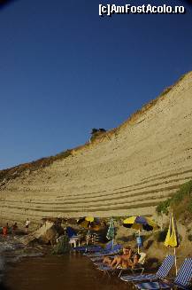 [P40] Plaja Peroulades, din alt unghi. Deasupra se vede terasa Sun Beach, pe jumătate suspendată deasupra golului.  » foto by cher-cher
 - 
<span class="allrVoted glyphicon glyphicon-heart hidden" id="av418195"></span>
<a class="m-l-10 hidden" id="sv418195" onclick="voting_Foto_DelVot(,418195,3004)" role="button">șterge vot <span class="glyphicon glyphicon-remove"></span></a>
<a id="v9418195" class=" c-red"  onclick="voting_Foto_SetVot(418195)" role="button"><span class="glyphicon glyphicon-heart-empty"></span> <b>LIKE</b> = Votează poza</a> <img class="hidden"  id="f418195W9" src="/imagini/loader.gif" border="0" /><span class="AjErrMes hidden" id="e418195ErM"></span>