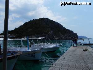 [P100] Paleokastritsa. Pontonul de unde se pleacă în excursiile de pe mare și la plaja Paradise.  » foto by abancor
 - 
<span class="allrVoted glyphicon glyphicon-heart hidden" id="av572162"></span>
<a class="m-l-10 hidden" id="sv572162" onclick="voting_Foto_DelVot(,572162,3004)" role="button">șterge vot <span class="glyphicon glyphicon-remove"></span></a>
<a id="v9572162" class=" c-red"  onclick="voting_Foto_SetVot(572162)" role="button"><span class="glyphicon glyphicon-heart-empty"></span> <b>LIKE</b> = Votează poza</a> <img class="hidden"  id="f572162W9" src="/imagini/loader.gif" border="0" /><span class="AjErrMes hidden" id="e572162ErM"></span>