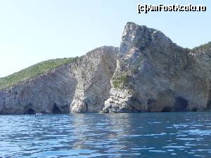 [P117] Strate de calcar înclinate în apropiere de plaja Paradise. Pe cealaltă coastă, înclinarea e inversă, și muntele se pierde treptat în mare. Aici țîșnește spectaculos.  » foto by abancor
 - 
<span class="allrVoted glyphicon glyphicon-heart hidden" id="av572179"></span>
<a class="m-l-10 hidden" id="sv572179" onclick="voting_Foto_DelVot(,572179,3004)" role="button">șterge vot <span class="glyphicon glyphicon-remove"></span></a>
<a id="v9572179" class=" c-red"  onclick="voting_Foto_SetVot(572179)" role="button"><span class="glyphicon glyphicon-heart-empty"></span> <b>LIKE</b> = Votează poza</a> <img class="hidden"  id="f572179W9" src="/imagini/loader.gif" border="0" /><span class="AjErrMes hidden" id="e572179ErM"></span>