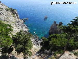 [P125] La picioarele falezei mănăstirii. Turiștii exploatează orice locșor unde te poți bucura de apă și soare. Și intimitate.  » foto by abancor
 - 
<span class="allrVoted glyphicon glyphicon-heart hidden" id="av572187"></span>
<a class="m-l-10 hidden" id="sv572187" onclick="voting_Foto_DelVot(,572187,3004)" role="button">șterge vot <span class="glyphicon glyphicon-remove"></span></a>
<a id="v9572187" class=" c-red"  onclick="voting_Foto_SetVot(572187)" role="button"><span class="glyphicon glyphicon-heart-empty"></span> <b>LIKE</b> = Votează poza</a> <img class="hidden"  id="f572187W9" src="/imagini/loader.gif" border="0" /><span class="AjErrMes hidden" id="e572187ErM"></span>