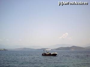 [P24] Bărcuța închiriată de la Ag. Stefanos. Poză făcută de pe plaja la care am ajuns înot, cu camera de la ochelarii de snorkeling, de aceea arată mai dubios.  » foto by abancor
 - 
<span class="allrVoted glyphicon glyphicon-heart hidden" id="av572084"></span>
<a class="m-l-10 hidden" id="sv572084" onclick="voting_Foto_DelVot(,572084,3004)" role="button">șterge vot <span class="glyphicon glyphicon-remove"></span></a>
<a id="v9572084" class=" c-red"  onclick="voting_Foto_SetVot(572084)" role="button"><span class="glyphicon glyphicon-heart-empty"></span> <b>LIKE</b> = Votează poza</a> <img class="hidden"  id="f572084W9" src="/imagini/loader.gif" border="0" /><span class="AjErrMes hidden" id="e572084ErM"></span>