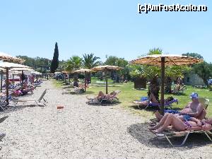 [P26] Plaja de mai sus, în cealaltă direcție. Unde e tuia înaltă e barul. Se vede și un bungalow de la Hotel Corfu Chandris.  » foto by abancor
 - 
<span class="allrVoted glyphicon glyphicon-heart hidden" id="av572086"></span>
<a class="m-l-10 hidden" id="sv572086" onclick="voting_Foto_DelVot(,572086,3004)" role="button">șterge vot <span class="glyphicon glyphicon-remove"></span></a>
<a id="v9572086" class=" c-red"  onclick="voting_Foto_SetVot(572086)" role="button"><span class="glyphicon glyphicon-heart-empty"></span> <b>LIKE</b> = Votează poza</a> <img class="hidden"  id="f572086W9" src="/imagini/loader.gif" border="0" /><span class="AjErrMes hidden" id="e572086ErM"></span>