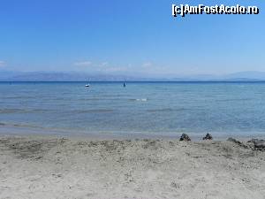 [P33] Apa la Kalamaki. Iată cît de departe apa ajunge abia la genunchii unui adult.  » foto by abancor
 - 
<span class="allrVoted glyphicon glyphicon-heart hidden" id="av572093"></span>
<a class="m-l-10 hidden" id="sv572093" onclick="voting_Foto_DelVot(,572093,3004)" role="button">șterge vot <span class="glyphicon glyphicon-remove"></span></a>
<a id="v9572093" class=" c-red"  onclick="voting_Foto_SetVot(572093)" role="button"><span class="glyphicon glyphicon-heart-empty"></span> <b>LIKE</b> = Votează poza</a> <img class="hidden"  id="f572093W9" src="/imagini/loader.gif" border="0" /><span class="AjErrMes hidden" id="e572093ErM"></span>