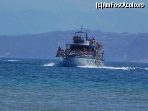 [P34] Vaporaș cu turiști se apropie de Kalamaki. În spate e malul albanez.  » foto by abancor
 - 
<span class="allrVoted glyphicon glyphicon-heart hidden" id="av572094"></span>
<a class="m-l-10 hidden" id="sv572094" onclick="voting_Foto_DelVot(,572094,3004)" role="button">șterge vot <span class="glyphicon glyphicon-remove"></span></a>
<a id="v9572094" class=" c-red"  onclick="voting_Foto_SetVot(572094)" role="button"><span class="glyphicon glyphicon-heart-empty"></span> <b>LIKE</b> = Votează poza</a> <img class="hidden"  id="f572094W9" src="/imagini/loader.gif" border="0" /><span class="AjErrMes hidden" id="e572094ErM"></span>