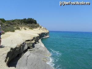 [P45] Funii rezistente sînt ancorate de faleză, pentru cei care țin neapărat să facă baie, deși pare periculos și am înțeles că nu prea e nici permis. Apa e destul de agitată în îngustele canioane dintre pereții drepți și alunecoși.  » foto by abancor
 - 
<span class="allrVoted glyphicon glyphicon-heart hidden" id="av572107"></span>
<a class="m-l-10 hidden" id="sv572107" onclick="voting_Foto_DelVot(,572107,3004)" role="button">șterge vot <span class="glyphicon glyphicon-remove"></span></a>
<a id="v9572107" class=" c-red"  onclick="voting_Foto_SetVot(572107)" role="button"><span class="glyphicon glyphicon-heart-empty"></span> <b>LIKE</b> = Votează poza</a> <img class="hidden"  id="f572107W9" src="/imagini/loader.gif" border="0" /><span class="AjErrMes hidden" id="e572107ErM"></span>