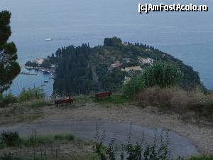 [P05] Peninsula care desparte Kouloura (stînga, cu portul caracteristic) de Kalami (dreapta, nu se vede în imagine). Șoseaua care se vede nu este cea principală. Imagine de la Vila Christos.  » foto by abancor
 - 
<span class="allrVoted glyphicon glyphicon-heart hidden" id="av572065"></span>
<a class="m-l-10 hidden" id="sv572065" onclick="voting_Foto_DelVot(,572065,3004)" role="button">șterge vot <span class="glyphicon glyphicon-remove"></span></a>
<a id="v9572065" class=" c-red"  onclick="voting_Foto_SetVot(572065)" role="button"><span class="glyphicon glyphicon-heart-empty"></span> <b>LIKE</b> = Votează poza</a> <img class="hidden"  id="f572065W9" src="/imagini/loader.gif" border="0" /><span class="AjErrMes hidden" id="e572065ErM"></span>