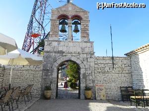 [P56] Intrarea în mănăstirea de pe vîrf. Aici coexistă pașnic, în simbioză, o tavernă, o clopotniță și o antenă de telecomunicații.  » foto by abancor
 - 
<span class="allrVoted glyphicon glyphicon-heart hidden" id="av572118"></span>
<a class="m-l-10 hidden" id="sv572118" onclick="voting_Foto_DelVot(,572118,3004)" role="button">șterge vot <span class="glyphicon glyphicon-remove"></span></a>
<a id="v9572118" class=" c-red"  onclick="voting_Foto_SetVot(572118)" role="button"><span class="glyphicon glyphicon-heart-empty"></span> <b>LIKE</b> = Votează poza</a> <img class="hidden"  id="f572118W9" src="/imagini/loader.gif" border="0" /><span class="AjErrMes hidden" id="e572118ErM"></span>