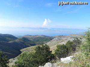 [P61] Valea nordică, pe unde urcă șoseaua către vîrf. În zare, munții Epirului albanez.  » foto by abancor
 - 
<span class="allrVoted glyphicon glyphicon-heart hidden" id="av572123"></span>
<a class="m-l-10 hidden" id="sv572123" onclick="voting_Foto_DelVot(,572123,3004)" role="button">șterge vot <span class="glyphicon glyphicon-remove"></span></a>
<a id="v9572123" class=" c-red"  onclick="voting_Foto_SetVot(572123)" role="button"><span class="glyphicon glyphicon-heart-empty"></span> <b>LIKE</b> = Votează poza</a> <img class="hidden"  id="f572123W9" src="/imagini/loader.gif" border="0" /><span class="AjErrMes hidden" id="e572123ErM"></span>