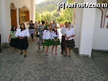 [P51] intrarea Manastirea Barsana (asa se imbraca morosenii in zi de sarbatoare) » foto by sniga
 - 
<span class="allrVoted glyphicon glyphicon-heart hidden" id="av13074"></span>
<a class="m-l-10 hidden" id="sv13074" onclick="voting_Foto_DelVot(,13074,3016)" role="button">șterge vot <span class="glyphicon glyphicon-remove"></span></a>
<a id="v913074" class=" c-red"  onclick="voting_Foto_SetVot(13074)" role="button"><span class="glyphicon glyphicon-heart-empty"></span> <b>LIKE</b> = Votează poza</a> <img class="hidden"  id="f13074W9" src="/imagini/loader.gif" border="0" /><span class="AjErrMes hidden" id="e13074ErM"></span>